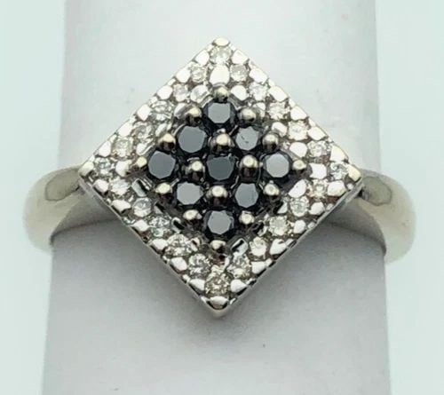 14K WHITE GOLD RING WITH WHITE AND BLACK DIAMONDS 0.50CTW (SIZE 7) 2.9 GRAM: 14K WHITE GOLD RING WITH WHITE AND BLACK DIAMONDS 0.50CTW (SIZE: 7) 14k White Gold Ring with White and Black Diamonds You are bidding on a 14k White Gold Ring with White and Black Diamonds. The piece 