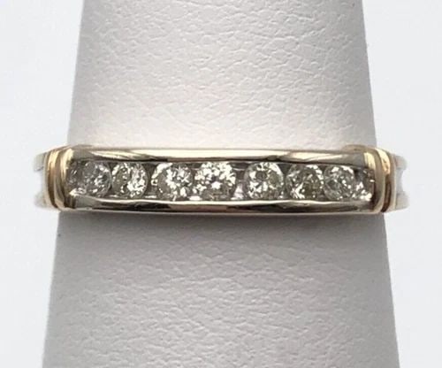 14K WHITE GOLD RING, YELLOW GOLD ACCENTS, 0.25CTW DIAMONDS (SIZE 7) 2.9 GRAM: 14K WHITE GOLD RING WITH YELLOW GOLD ACCENTS AND 0.25CTS DIAMONDS SIZE: 7 14k White Gold Ring with Yellow Gold accents and 0.25cts of Diamonds You are bidding on a 14k White Gold Ring with Yellow Gold