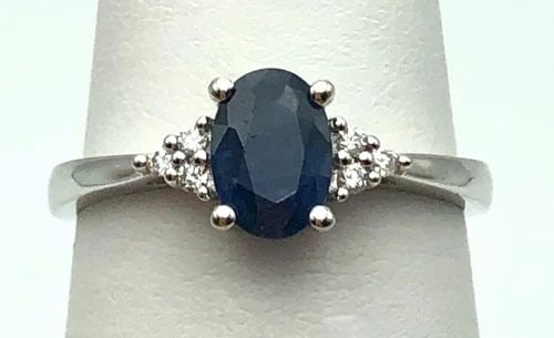 14K WHITE GOLD RING, 1CT NATURAL SAPPHIRE, 0.06CTW DIAMONDS (SIZE 7.25) 1.8 GRAM: 14K WHITE GOLD RING SET WITH OVAL NATURAL SAPPHIRE AND 0.06CTS DIAMONDS 14k White Gold Ring set with oval Sapphire and 0.06cts of Diamonds Condition: Used, has been cleaned Material: 14k White Gold Ri