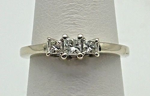 14K WHITE GOLD 3 STONE RING WITH 0.32CTW NATURAL DIAMONDS (SIZE 5.5) 2.9G: 14K WHITE GOLD THREE STONE RING SET WITH 0.32CTS OF DIAMONDS SIZE: 5.5 14k White Gold Ring set with 0.32cts of Diamonds Condition: Used Material: 14k White Gold Ring Size: 5.5 Weight: 2.9 grams Top Wi