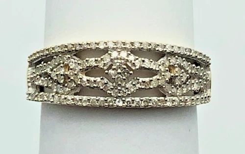 10K YELLOW GOLD RING WITH 0.64CTW NATURAL DIAMONDS (SIZE 6.5) 2.4G: 10K YELLOW GOLD RING WITH 0.64CTS DIAMONDS (SIZE: 6.5) 10k Yellow Gold Ring with 0.64cts Diamonds You are bidding on a 10k Yellow Gold Ring with 0.64cts Diamonds. The ring has been fully checked clean
