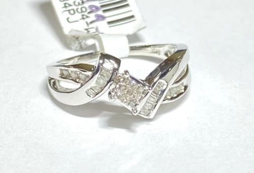 NEW WOMEN'S 14K WHITE GOLD RING WITH 0.25CTS NATURAL DIAMONDS (SIZE 7) 3.3 GRAM: WOMEN'S 14K WHITE GOLD RING WITH 0.25CT DIAMONDS (SIZE 7) Women's 14k White Gold Ring with 0.25CT Diamonds (Size 7) You are bidding on a new with tags Women's 14k White Gold Ring with 0.25CT Diamonds.