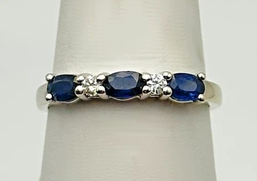 14K WHITE GOLD RING WITH SAPPHIRES AND 0.08CTW DIAMONDS (SIZE 8.25) 2.7 GRAM: 14K WHITE GOLD RING WITH SAPPHIRES AND 0.08CTS OF DIAMONDS SIZE: 8.25 2.7G 14k White Gold Ring with Sapphires and 0.08cts of Diamonds Condition: Used, has been cleaned Material: 14k White Gold Ring Si