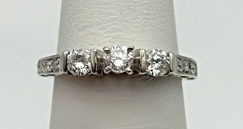 14K WHITE GOLD ENGAGEMENT STYLE RING WITH 0.50CTW DIAMONDS (SIZE 5) 2.5 GRAM: 14k White Gold Engagement style Ring with 0.50cts of Diamonds Condition: Used Material: 14k White Gold Ring Size: 5 Weight: 2.5 grams Top Width: 3.1mm Bottom Width: 1.3mm Stone Info: The three larger 