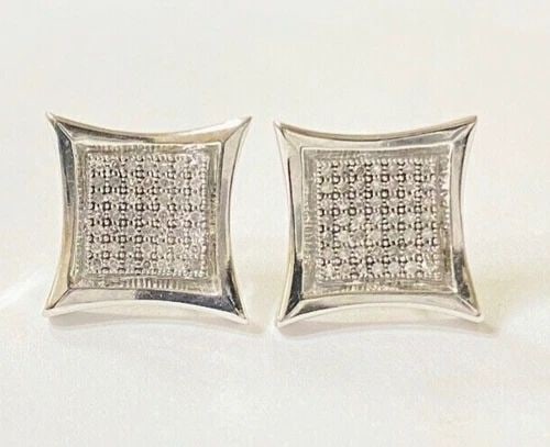 10K WHITE GOLD KITE EARRINGS WITH 0.50CTW NATURAL DIAMONDS 4 GRAMS: 10K WHITE GOLD KITE SHAPED SQUARE EARRINGS WITH 1/2CTS DIAMONDS 10k White Gold Kite Shaped Square Earrings with 1/2CTS Diamonds You are bidding on a pre-owned 10k White Gold Kite Shaped Square Earring