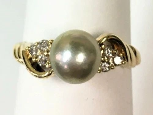 14K GOLD TWIST STYLE RING WITH 7MM PEARL AND 0.12CTW DIAMONDS (SIZE 6) 3.2 GRAM: 14K YELLOW GOLD RING WITH PEARL AND DIAMONDS (SIZE: 6) 14k Yellow Gold Ring with Pearl and Diamonds You are bidding on a pre-owned 14k Yellow Gold Ring with Pearl and Diamonds. The piece has marks and