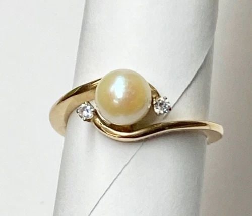 WOMEN'S 14K YELLOW GOLD RING WITH PEARL AND CUBIC ZIRCONIA (SIZE 7.25) 3.7 GRAMS: WOMEN'S 14K YELLOW GOLD RING WITH CULTURED PEARL AND CUBIC ZIRCONIA (SIZE 7.25) Women's 14k Yellow Gold Ring with Cultured Pearl and Cubic Zirconia (Size 7.25) You are bidding on a pre-owned Women's 1