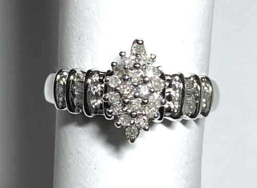 WOMEN'S 10K WHITE GOLD RING WITH 0.25CTW CLUSTER DIAMONDS (SIZE 7) 3.5 GRAM: WOMEN'S 10K WHITE GOLD RING WITH 0.25CT CLUSTER DIAMONDS (SIZE 7) Women's 10K White Gold Ring with 0.25CT Cluster Diamonds (Size 7) You are bidding on a new with tags Women's 10K White Gold Ring with 