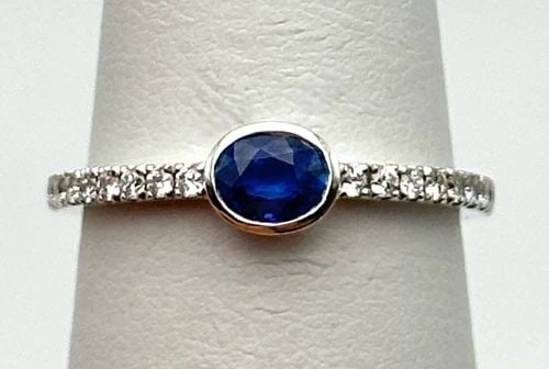 14K WHITE GOLD RING WITH NATURAL SAPPHIRE AND 0.18CTS DIAMONDS (SIZE 7) 2 GRAMS: 14K WHITE GOLD RING WITH NATURAL SAPPHIRE AND 0.18CTS OF DIAMONDS SIZE: 7 14k White Gold Ring with Natural Sapphire and 0.18cts of Diamonds Condition: Used Material: 14k White Gold Ring Size: 7 Weight