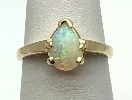 14K YELLOW GOLD RING WITH 0.67CT PEAR CUT NATURAL OPAL (SIZE: 6.25) 3 GRAMS: 14K YELLOW GOLD RING SET WITH PEAR SHAPED NATURAL OPAL SIZE: 6.25 14k Yellow Gold Ring set with pear shaped natural Opal Condition: Used, has been cleaned Material: 14k Yellow Gold Ring Size: 6.25 Wei