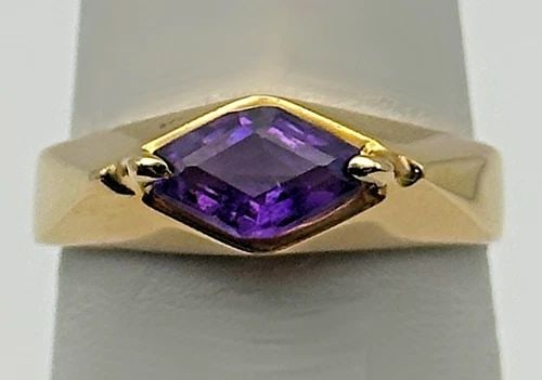 14K GOLD RING WITH RHOMBUS CUT AMETHYST (SIZE 7) 3 GRAMS: 14K YELLOW GOLD RING WITH AMETHYST 14k Yellow Gold Ring with Amethyst You are bidding on a 14k Yellow Gold Ring with Amethyst. There are few minor scratches on the ring from normal wear and tear. See 