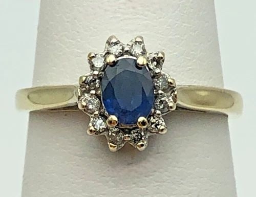 14K WHITE GOLD RING WITH 0.50CT SAPPHIRE AND 0.12CTW DIAMONDS (SIZE 6.25) 2.3G: 14K WHITE GOLD RING WITH OVAL SAPPHIRE AND 0.12CTS OF DIAMONDS SIZE: 6.25 14k White Gold Ring with oval Sapphire and 0.12cts of Diamonds Condition: Used, was previously owned has been cleaned but ther