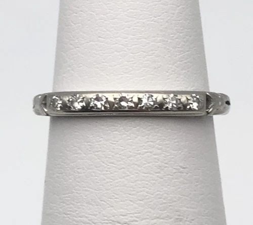 18K WHITE GOLD WOMEN'S BAND WITH 0.14CTW NATURAL DIAMONDS (SIZE 4.75) 1.6 GRAM: 18K WHITE GOLD WOMEN'S BAND SET WITH 0.14CTS OF DIAMONDS SIZE: 4.75 18k White Gold Band set with 0.14cts Diamonds You are bidding on a 18k White Gold Band set with 0.14cts Diamonds. The ring has been 