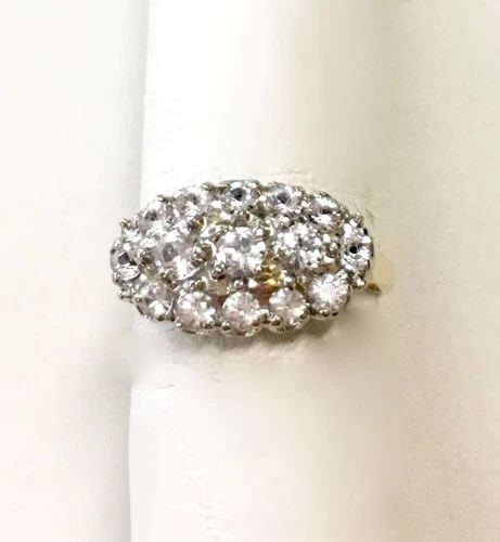 10K YELLOW GOLD RING WITH WHITE SAPPHIRES (SIZE 6) 3.3 GRAM: 10K YELLOW GOLD RING WITH WHITE SAPPHIRE (SIZE 6) 10k Yellow Gold Ring with White Sapphires (ring size 6) You are bidding on a 10k Yellow Gold Ring with White Sapphires. There are few minor scratches 