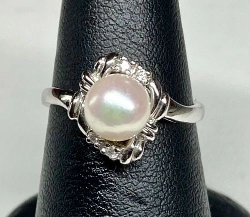14K WHITE GOLD RING WITH 7MM PEARL AND 0.03CTW DIAMONDS (SIZE 6.5) 2.7G: WOMEN'S 14K WHITE GOLD RING WITH 7MM PEARL AND DIAMONDS (6.5) Women's 14k White Gold Ring with 7mm Pearl and Diamonds (6.5) You are bidding on a pre-owned Women's 14k White Gold Ring with 7mm Pearl an