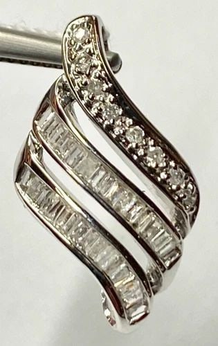 18K WHITE GOLD PENDANT THREE WAVE STYLE WITH 0.33CTW DIAMONDS 2.3G: WOMEN'S 18K WHITE GOLD PENDANT WITH 0.07CT ROUND AND 0.26CT BAGUETTE DIAMONDS Women's 18k White Gold Pendant with 0.07CT Round and 0.26CT Baguette Diamonds You are bidding on a new with tag Women's 18