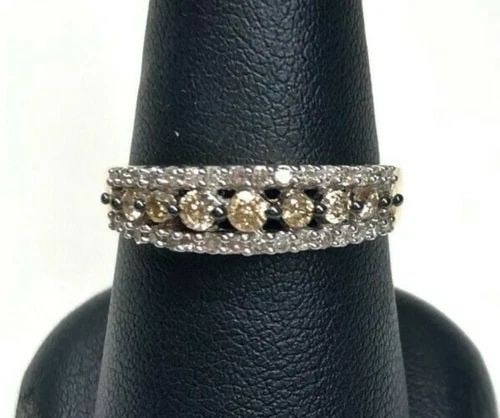 NEW 10K YELLOW GOLD RING, 0.50CTW BROWN & WHITE DIAMONDS (SIZE 6.75) 2.8 GRAM: WOMEN'S 10K YELLOW GOLD, BROWN/WHITE DIAMOND RING NEW Women's 10k Yellow Gold, Brown/White Diamond Ring You are bidding on a new with defects Women's 10k Yellow Gold, Brown/White Diamond Ring. The rin