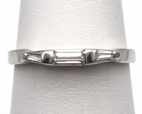14K WHITE GOLD RING WITH 3 BAGUETTE VS1 DIAMONDS 0.25CTW (SIZE 7) 1.8 GRAMS: 14K WHITE GOLD RING WITH 3 BAGUETTE DIAMONDS 0.25CTW SIZE: 7 14k White Gold Ring with 3 baguette Diamonds 0.25ctw You are bidding on a 14k White Gold Ring with 3 baguette Diamonds 0.25ctw. The ring ha