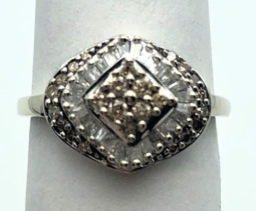 10K WHITE GOLD RING WITH 0.60CTW WHITE & CHAMPAGNE DIAMONDS (SIZE 7) 2.1 GRAM: 10K WHITE GOLD SQUARE RING WITH WHITE AND CHAMPAGNE DIAMONDS (SIZE: 7) 10k White Gold Square Ring with White and Champagne Diamonds You are bidding on a 10k White Gold Square Ring with White and Champ