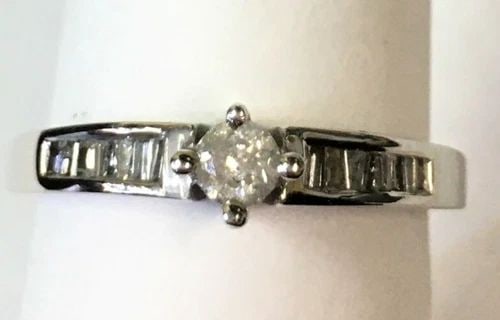 NEW 10K WHITE GOLD ENGAGEMENT RING WITH 0.23CTW DIAMONDS (SIZE 7) 2.6 GRAMS: 10K WHITE GOLD RING WITH DIAMONDS (SIZE: 7) 10k White Gold Ring with Diamonds You are bidding on a 10k White Gold Ring with Diamonds. The ring has been fully inspected by our in house Jewelers. Ring d