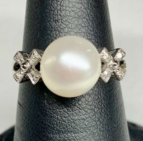 14K WHITE GOLD X RING WITH 9MM PEARL AND 0.04CTW DIAMONDS (SIZE 6.5) 2.8 GRAM: WOMEN'S 14K WHITE GOLD RING WITH 9MM PEARL AND DIAMONDS (SIZE 6.5) Women's 14k White Gold Ring with 9mm Pearl and Diamonds (Size 6.5) You are bidding on a pre-owned Women's 14k White Gold Ring with 9m