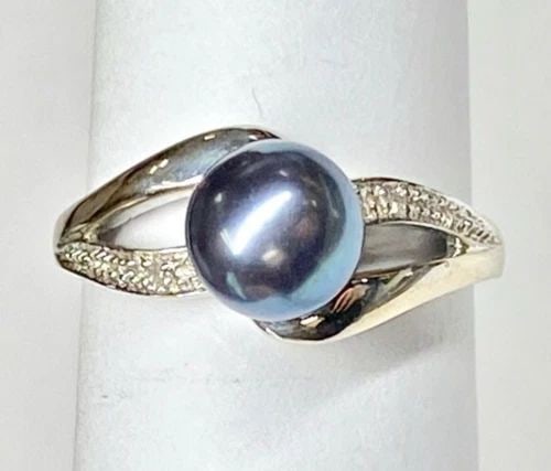 14K WHITE GOLD RING WITH 7.4MM BLACK PEARL, 0.01CTS OF DIAMONDS (SIZE 7) 3.4G: WOMEN'S 14K WHITE GOLD RING WITH 7.4MM BLACK PEARL AND DIAMONDS (SIZE 7) Women's 14k White Gold Ring with 7.4mm Black Pearl and Diamonds (Size 7) You are bidding on a pre-owned Women's 14k White Gold 