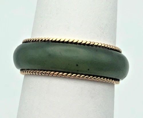 14K GOLD RING WITH GREEN JADE BAND 6.8MM WIDE (SIZE: 7.75) 3.4 GRAMS (1 of 2)