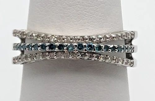 10K WHITE GOLD RING WITH 0.30CTW BLUE & WHITE DIAMONDS (SIZE 7) 2.8 GRAM: 10K WHITE GOLD RING / BAND WITH 0.30CT OF BLUE AND WHITE DIAMONDS SIZE: 7 10k White Gold Ring / Band with 0.30ct of Blue and White Diamonds You are bidding on a 10k White Gold Ring / Band with 0.30ct 