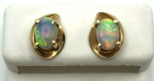 14K GOLD PEAR SHAPED EARRINGS WITH OVAL CUT NATURAL OPALS 2.6 GRAMS: 14K GOLD PEAR SHAPED EARRINGS WITH OVAL CUT NATURAL OPALS 2.6 GRAMS 14k Gold Pear shaped Earrings with oval cabochon cut natural Opals Condition: Used, have been cleaned Material: 14k Yellow Gold Weig