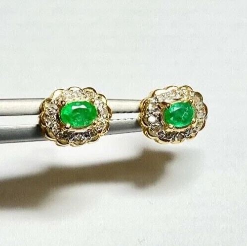 14K YELLOW GOLD OVAL EARRINGS WITH NATURAL EMERALD AND 0.15CTW DIAMONDS 1.4 GRAM: 14K YELLOW GOLD OVAL SHAPED EARRINGS WITH OVAL EMERALD AND 0.15CTS DIAMONDS 14k Yellow Gold Oval Shaped Earrings with Oval Emerald and 0.15CTS Diamonds You are bidding on a pre-owned 14k Yellow Gold O