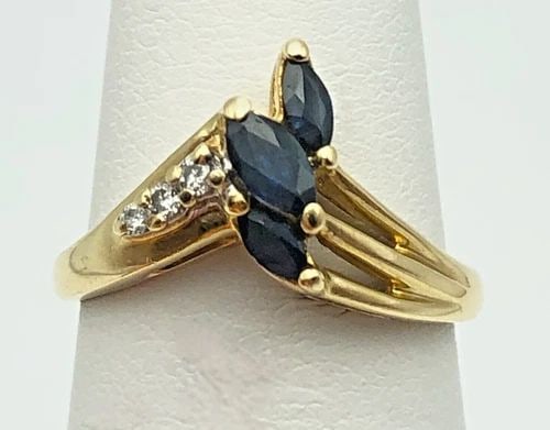 14K GOLD RING WITH NATURAL SAPPHIRES AND 0.03CTW DIAMONDS (SIZE 5.25) 2.6 GRAMS: 14K GOLD RING WITH NATURAL SAPPHIRES AND 0.03CTS OF DIAMONDS SIZE: 5.25 14k Gold Ring with Natural Sapphires and 0.03cts of Diamonds Condition: Used Material: 14k Yellow Gold Ring Size: 5.25 Weight: 2
