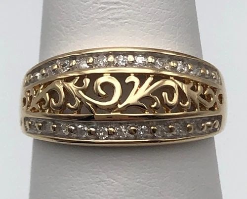 10K GOLD RING VINE DESIGN AND 0.15CTW DIAMONDS (SIZE 7) 3.4 GRAM: 10K GOLD RING VINE CENTER DESIGN AND 0.15CTS OF DIAMONDS SIZE: 7 10k Gold Ring vine center design and 0.15cts of Diamonds Condition: Used, has been cleaned Material: 10k Yellow Gold Ring Size: 7 Weigh