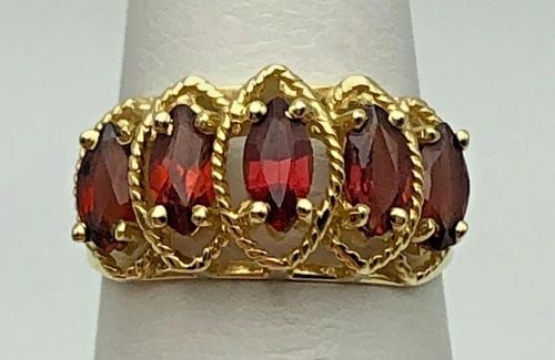 10K GOLD RING WITH FIVE MARQUISE CUT GARNETS (SIZE 5.5) 3.4 GRAM: 10K GOLD RING SET WITH FIVE MARQUISE SHAPED GARNETS SIZE: 5.5 10k Gold Ring set with Five marquise shaped Garnets Condition: Used Material: 10k Yellow Gold Ring Size: 5.5 Weight: 3.4 grams Top Width: 