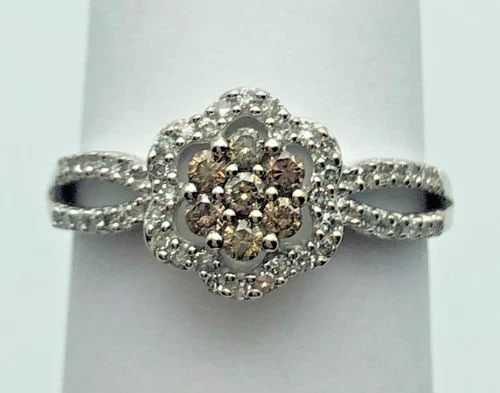 10K WHITE GOLD RING WITH 0.45CTW CHAMPAGNE & WHITE DIAMONDS (SIZE 7) 2.3 GRAM: WOMAN'S 10K WHITE GOLD RING WITH CHAMPAGNE AND WHITE DIAMONDS (SIZE: 7) Woman's 10k White Gold Ring with Champagne and White Diamonds You are bidding on a Woman's 10k White Gold Ring with Champagne an