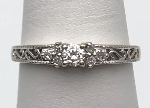 14K WHITE GOLD FILIGREE RING WITH 0.21CTS DIAMONDS (SIZE 7) 2 GRAMS: 14K WHITE GOLD SIMPLE FILIGREE STYLE RING WITH 0.12CTS DIAMONDS SIZE: 7 14k White Gold simple filigree style Ring with 0.12cts of Diamonds Condition: Used, has been cleaned Material: 14k White Gold Ri