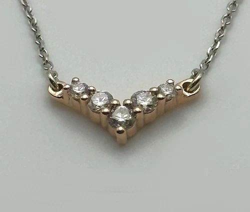 14K WHITE GOLD NECKLACE, ROSE GOLD PENDANT, 0.25CTS DIAMONDS (15.5 INCH) 2 GRAM: 14K WHITE GOLD NECKLACE WITH ROSE GOLD PENDANT SET WITH 0.25CTS OF DIAMONDS 14k White Gold Necklace with Rose Gold Pendant set with 0.25cts of Diamonds Condition: Used, has been cleaned Material: 14k 
