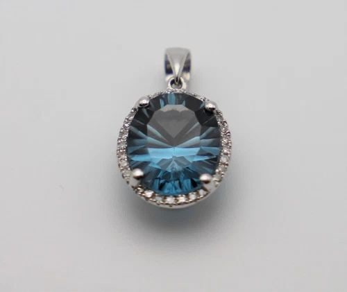 14K WHITE GOLD PENDANT WITH 4.6CT OVAL BLUE TOPAZ AND DIAMONDS 1.7 GRAMS: 14K WHITE GOLD PENDANT WITH 11X9MM OVAL BLUE TOPAZ AND DIAMONDS 14k White Gold Pendant with 11x9mm oval Blue Topaz and Diamonds You are bidding on a 14k White Gold Pendant with 11x9mm oval Blue Topaz 