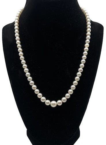 CULTURED PEARL NECKLACE WITH 18K YELLOW GOLD CLASP ( 18.5 INCH ) 27.7G: CULTURED PEARL NECKLACE WITH 18K YELLOW GOLD CLASP 18.5 INCHES Cultured Pearl Necklace with 18k Yellow Gold Clasp Condition: Used, has been cleaned Material: 18k Yellow Gold for the clasp Necklace Siz
