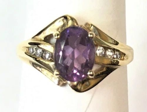 10K YELLOW GOLD RING WITH OVAL AMETHYST AND CUBIC ZIRCONIA (SIZE 7) 3.2 GRAM (1 of 2)