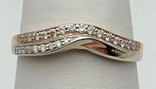 14K TWO TONED ROSE/WHITE GOLD RING, 0.20CTW NATURAL DIAMONDS (SIZE 8.25) 2 GRAM: 14k Two Toned Rose / White Gold Ring with 0.20cts of Diamonds Condition: Used, has marks and scratches on it Material: 14k White and Rose Gold Ring Size: 8.25 Weight: 2 grams Top Width: 4.7mm Bottom W