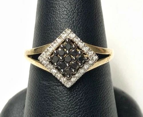 NEW 10K GOLD SQUARE RING, 0.24CTW BLACK & WHITE DIAMONDS (SIZE 7) 2.4 GRAM: 10K YELLOW GOLD RING WITH BLACK AND WHITE DIAMONDS NEW 10k Yellow Gold Ring with Black and White Diamonds NEW You are bidding on a new with defects 10k Yellow Gold Ring with Black and White Diamonds. 