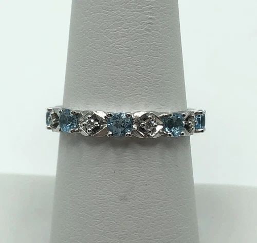 GABRIEL & CO. 14K WHITE GOLD RING, BLUE TOPAZ, DIAMONDS (SIZE 6.75) 2.6 GRAM: GABRIEL & CO. 14K WHITE GOLD RING WITH BLUE TOPAZ AND DIAMONDS (SIZE: 6.75) Gabriel & Co. 14k White Gold Ring with Blue Topaz and Diamonds You are bidding on a Gabriel & Co. 14k White Gold Ring with B