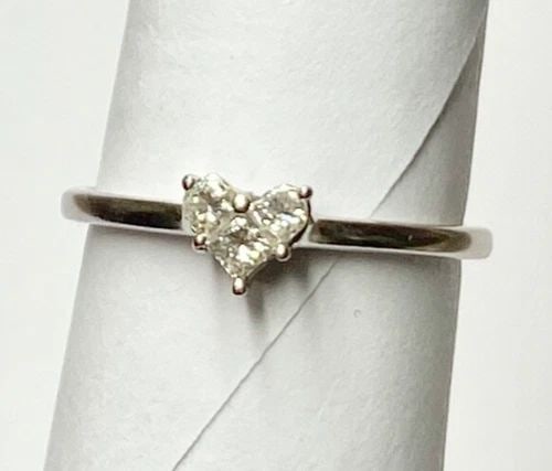 14K WHITE GOLD HEART RING, 0.20CTW DIAMONDS, MINIMALIST (SIZE 7.5) 1.9 GRAM: WOMEN'S WHITE GOLD HEART RING WITH 0.20CT ROUND/PRINCESS CUT DIAMONDS SIZE 7.5 Women's White Gold Heart Ring with 0.20ct Diamonds In Heart Shape (Size 7.5) You are bidding on a pre-owned Women's White