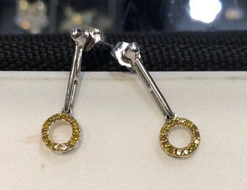10K WHITE GOLD EARRINGS WITH 0.25CTW YELLOW DIAMONDS 1.9 GRAM: 10K WHITE GOLD EARRINGS WITH YELLOW DIAMONDS 10k White Gold Earrings with Yellow Diamonds You are bidding on a 10k White Gold Earrings with Yellow Diamonds. There are a few minor scratches on the earr