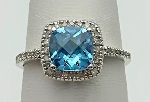 10K WHITE GOLD RING WITH 7MM BLUE TOPAZ, 0.38CTW DIAMONDS (SIZE 7) 2.3 GRAMS: 10K WHITE GOLD RING WITH 7MM BLUE TOPAZ, 0.38CTS OF DIAMONDS SIZE: 7 10k White Gold Ring with 7mm Blue Topaz, 0.38cts of Diamonds Condition: Used Material: 10k White Gold Ring Size: 7 Weight: 2.3 gram
