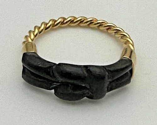 18K GOLD RING TWISTING STYLE WITH CARVED BLACK CORAL (SIZE 6) 1.9 GRAMS (1 of 2)