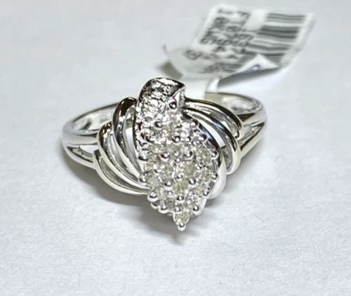 NEW WOMEN'S 10K WHITE GOLD RING WITH 0.15CT CLUSTER DIAMONDS (SIZE 6.75) 3.2G: WOMEN'S 10K WHITE GOLD RING WITH 0.15CT CLUSTER DIAMONDS (SIZE 6.75) Women's 10k White Gold Ring with 0.15CT Cluster Diamonds (Size 6.75) You are bidding on a new with tags Women's 10k White Gold Ring
