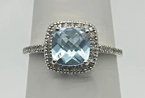 10K WHITE GOLD RING, CUSHION BLUE TOPAZ, 0.20CTW DIAMONDS (SIZE 7) 2.2 GRAM: 10K WHITE GOLD RING WITH CUSHION BLUE TOPAZ AND 0.20CTS OF DIAMONDS SIZE: 7 10k White Gold Ring with Blue Topaz and 0.20cts of Diamonds Condition: Used, has been fully cleaned and inspected by our in 