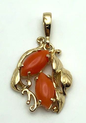 14K GOLD LEAFY STYLE PENDANT WITH PINK CORAL 2.5 GRAMS: 14K GOLD LEAFY STYLE PENDANT WITH PINK CORAL 2.5 GRAMS 14k Gold Leafy style Pendant with Pink Coral Condition: Used, has been cleaned Material: 14k Yellow Gold Pendant Size: 28.4mm x 16.8mm Total Weig