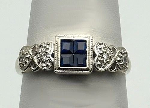 14K WHITE GOLD RING HEARTS, BLUE SAPPHIRES AND 0.04CTW DIAMONDS (SIZE 5.25) 2.1G: 14K WHITE GOLD RING HEARTS, BLUE SAPPHIRES AND 0.04CTS OF DIAMONDS SIZE: 5.25 14k White Gold Ring hearts, Blue Sapphires and 0.04cts of Diamonds Condition: Used, has been cleaned by our in house Jewel